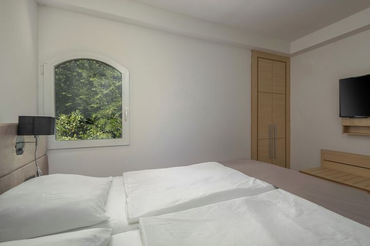 Room 10 of 24