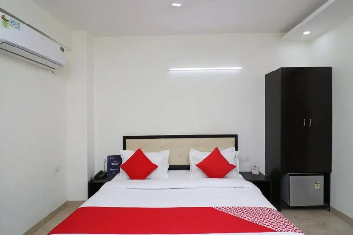 Room 6 of 10