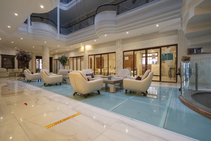 Entrance & Lobby