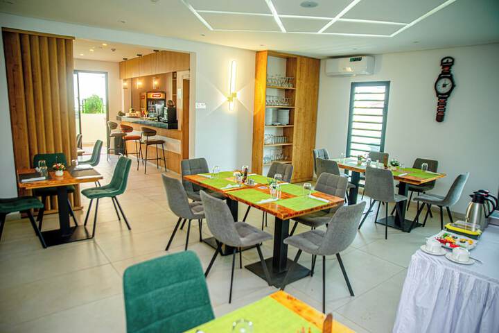 Dining 70 of 85