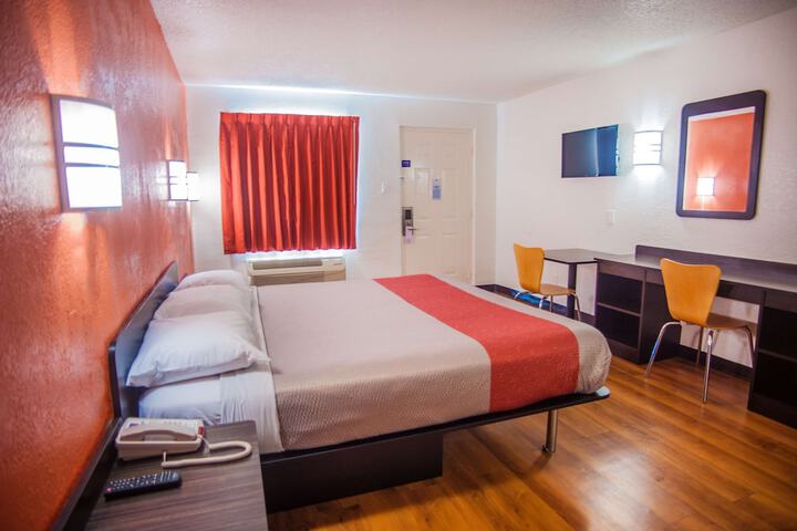 1 King Bed (1 of 5)