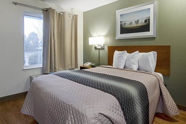 1 Queen Bed (1 of 4)