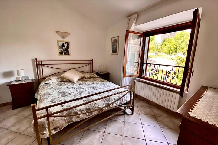 Room 4 of 10