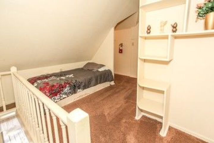Room 10 of 27