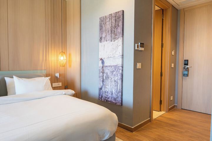 Room 27 of 102