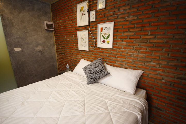 Room 12 of 122