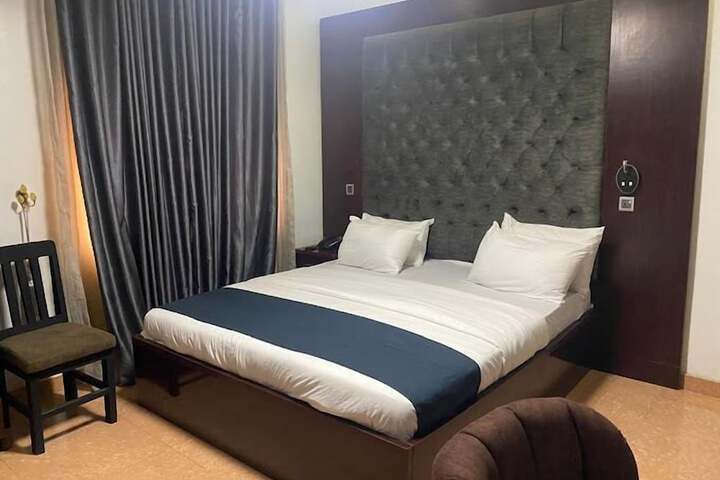 Room 14 of 37