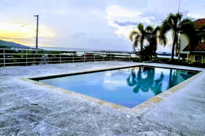 Pool 10 of 15