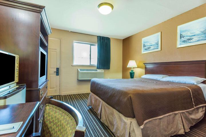 1 King Bed Accessible (5 of 8)