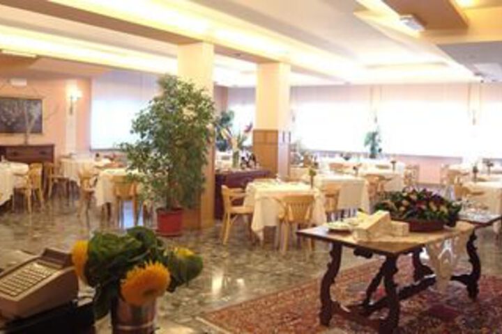 Dining 18 of 19