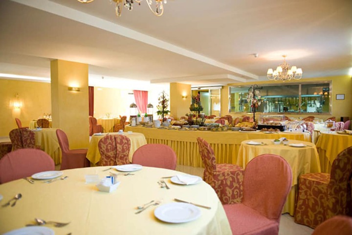 Dining 44 of 77