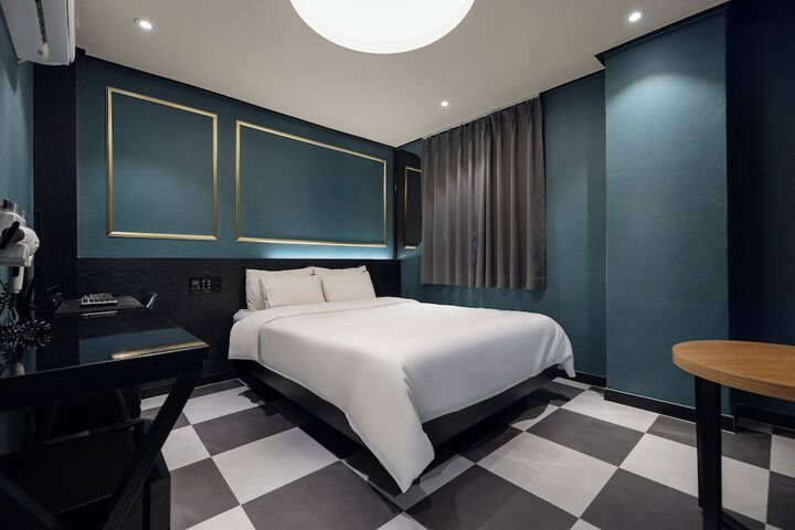 Room 48 of 80