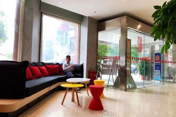 Guest Lobby