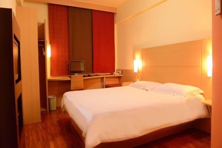 Room 16 of 33
