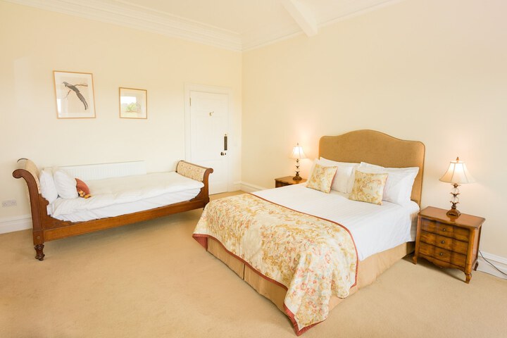 Room 215 of 373