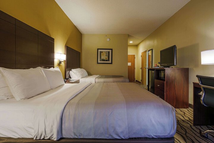 2 Queen Beds (10 of 14)