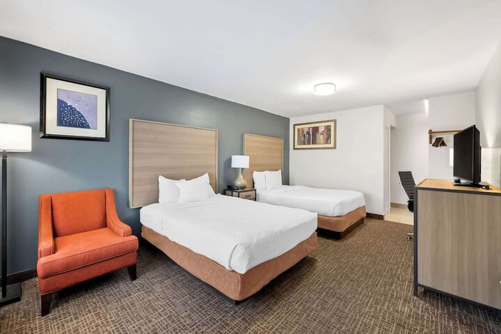 2 Double Beds (7 of 8)