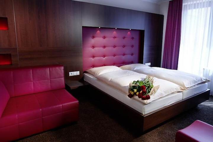 Room 6 of 32