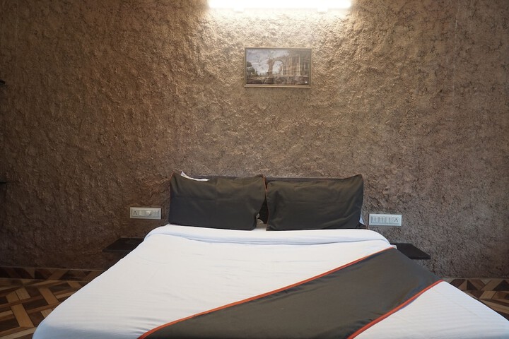 Room 12 of 16