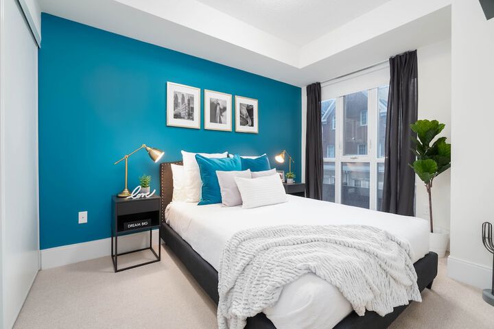 Peter St. - Downtown Suite with Balcony