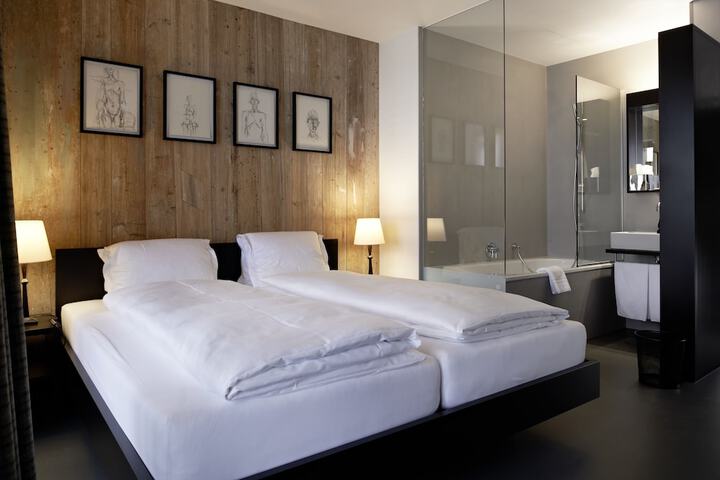 Room 6 of 77