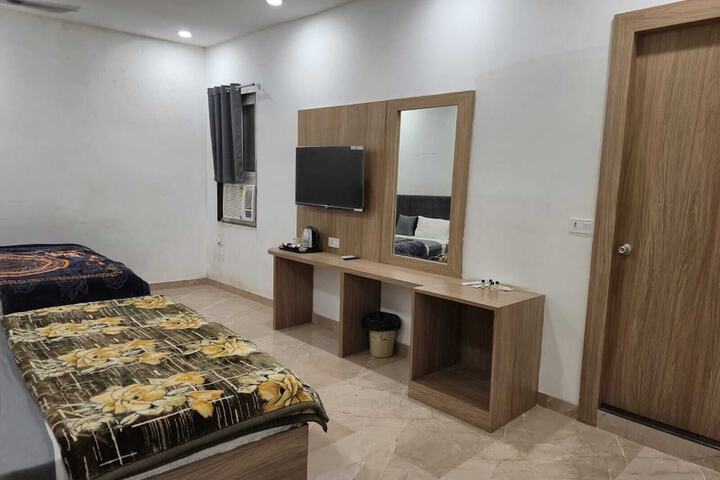 Room 11 of 15