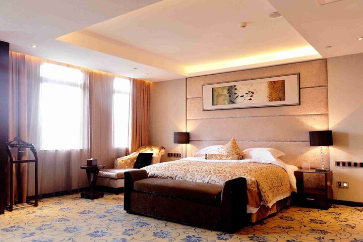 Room 4 of 16