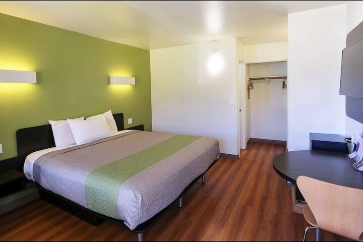 Room 6 of 39