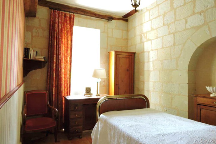 Room 8 of 9