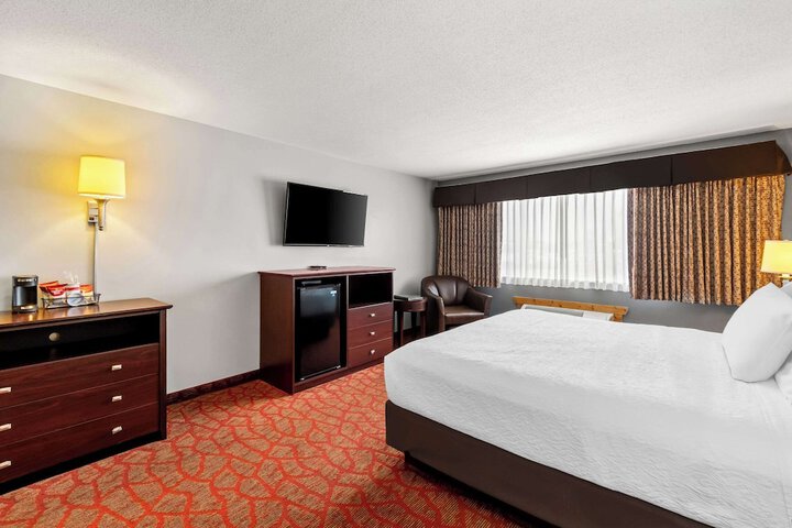 1 King Bed (3 of 15)