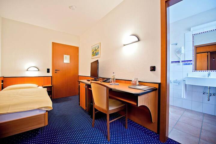 Room 16 of 65