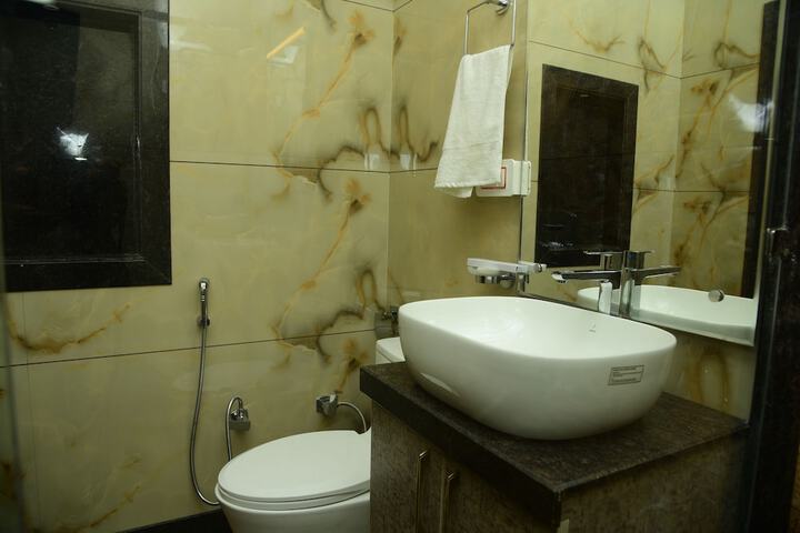 Room 7 of 8