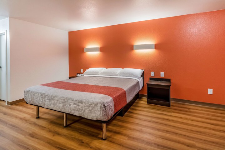 1 King Bed (5 of 10)