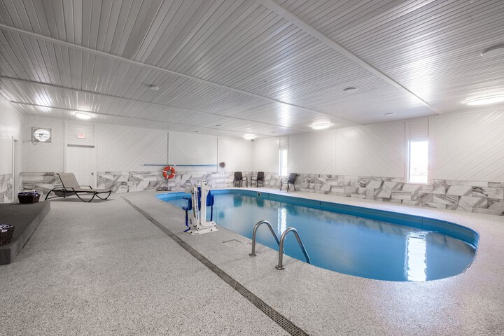Pool 21 of 32