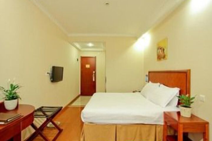 Room 13 of 35