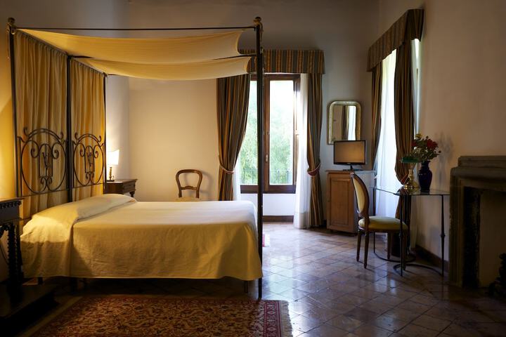 Room 6 of 37