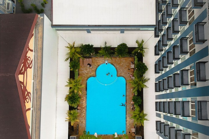 Pool 32 of 51