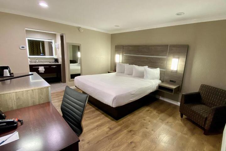 1 King Bed (14 of 14)