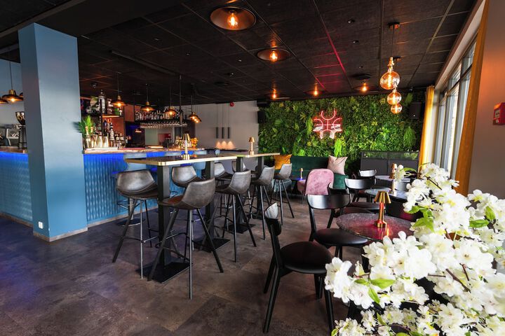 Lounge 62 of 65