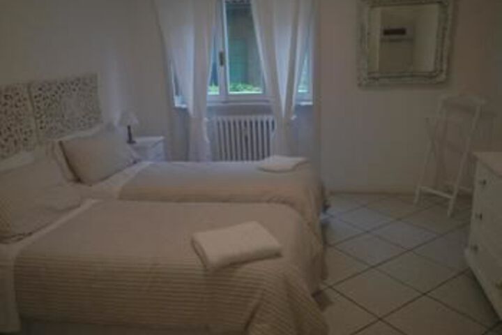 Room 10 of 16