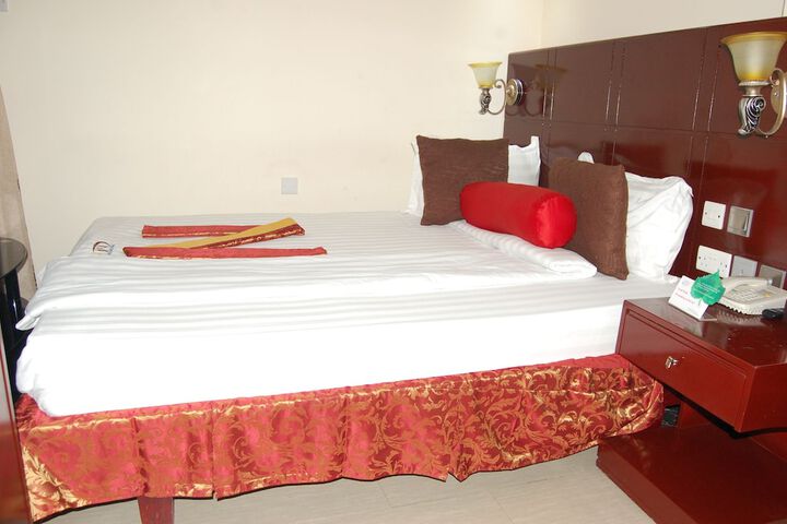 Room 4 of 27