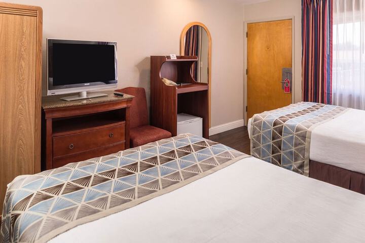 1 Queen Bed (16 of 18)