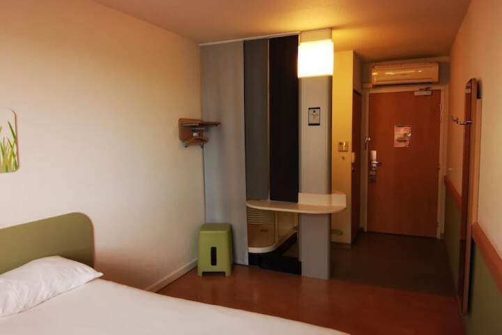Room 5 of 40