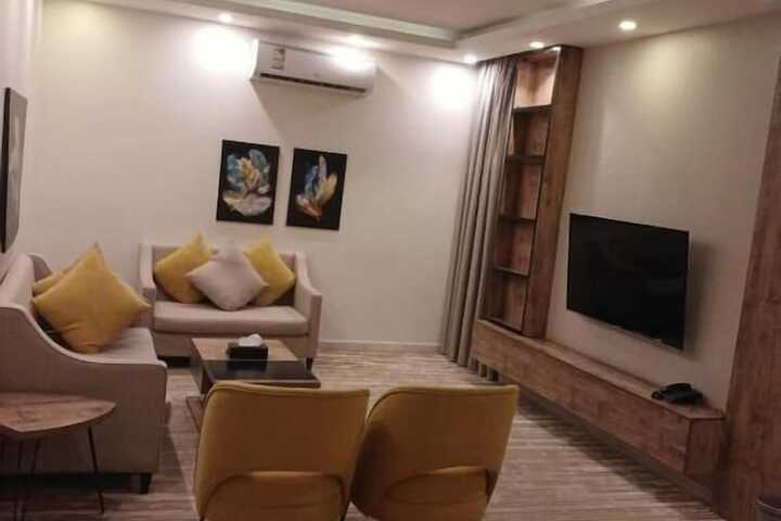 Lounge 31 of 48