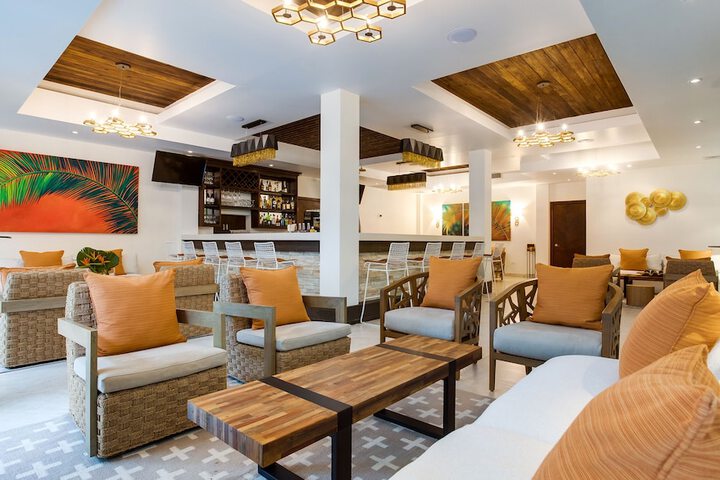 Lounge 54 of 82