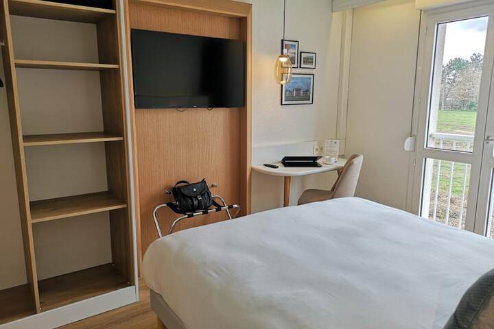 Room 12 of 80