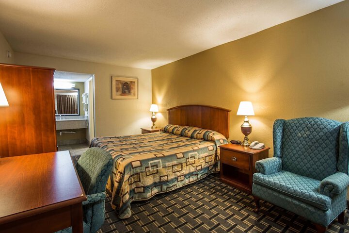 1 King Bed (4 of 7)