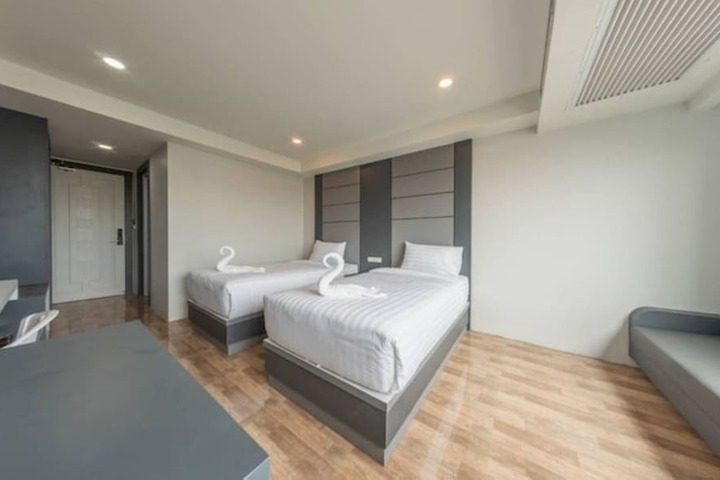 Room 11 of 28