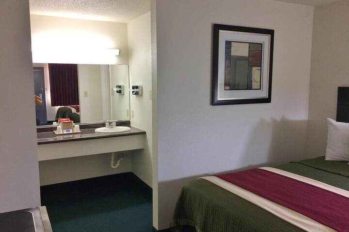 1 King Bed (2 of 6)