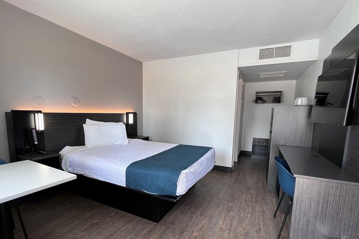 1 Queen Bed (4 of 10)
